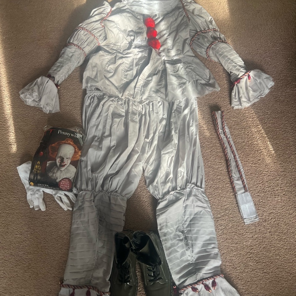 Adult Pennywise Costume in Silver and Red - Picture 4 of 16